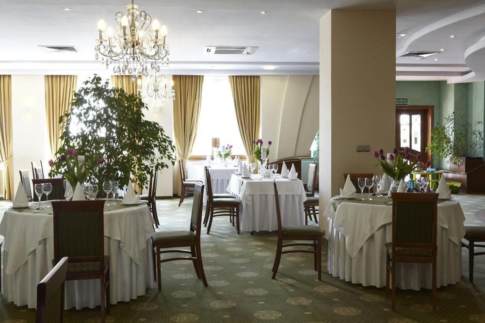 Hotel Maxima Wolanow Экстерьер фото
