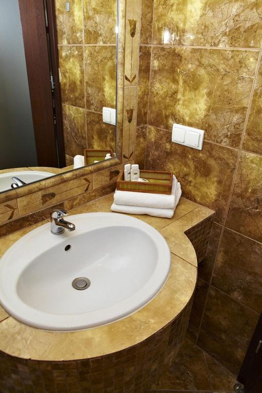 Hotel Maxima Wolanow Экстерьер фото