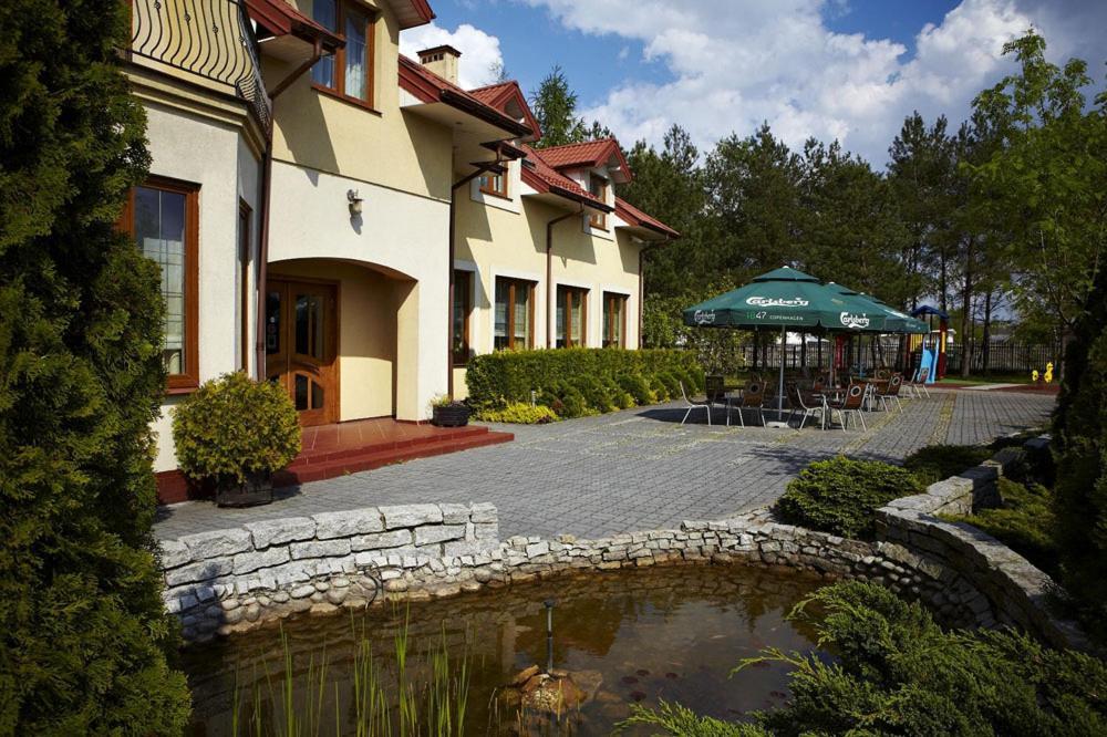 Hotel Maxima Wolanow Экстерьер фото